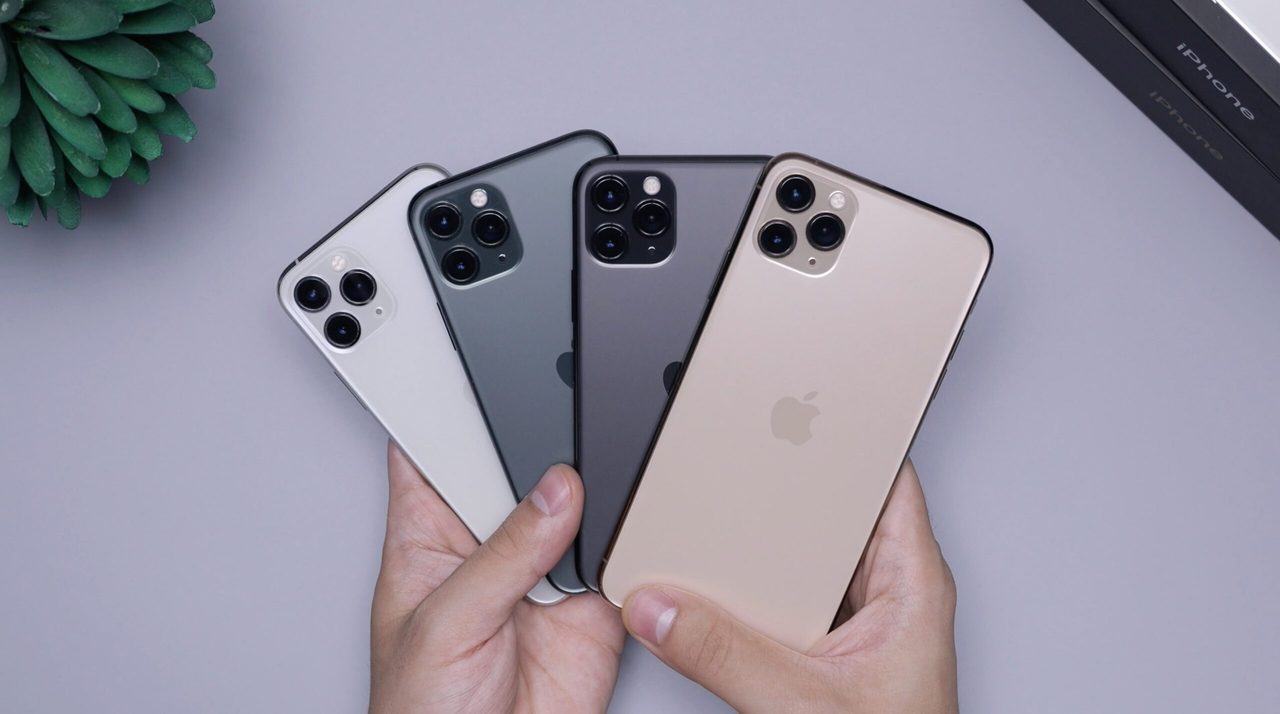 Iemand die meerdere iPhones vasthoudt