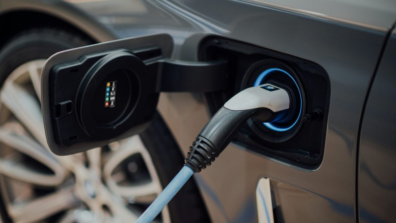 Een elektrische auto die wordt opgeladen