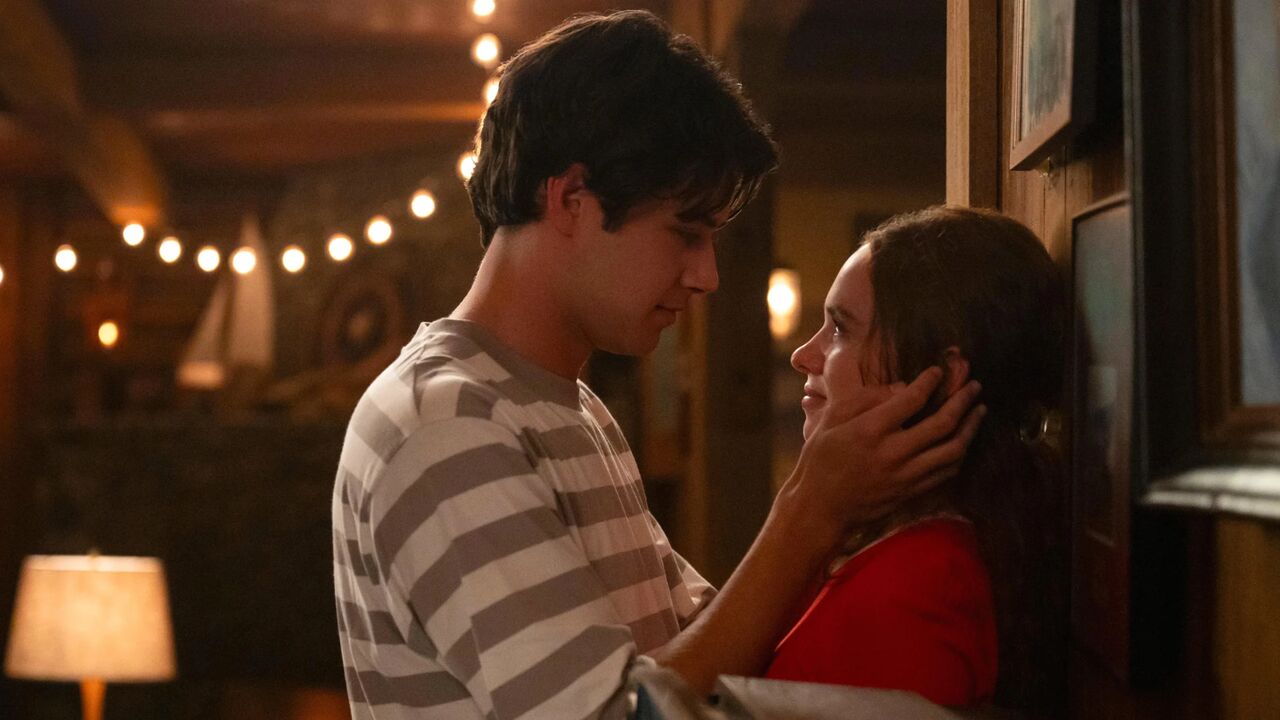 Sadie Soverall en Matt Cornett die elkaar bijna zoenen in Every Year After. 