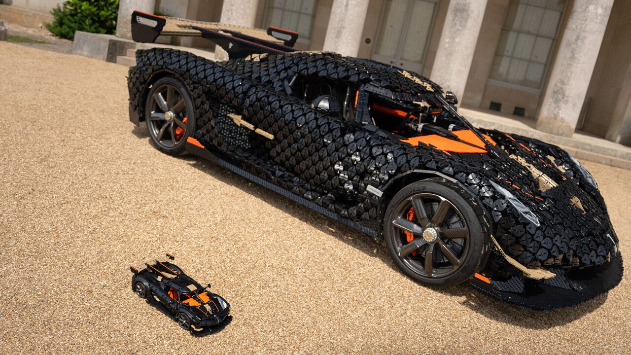 LEGO en Koenigsegg de auto's naast elkaar.