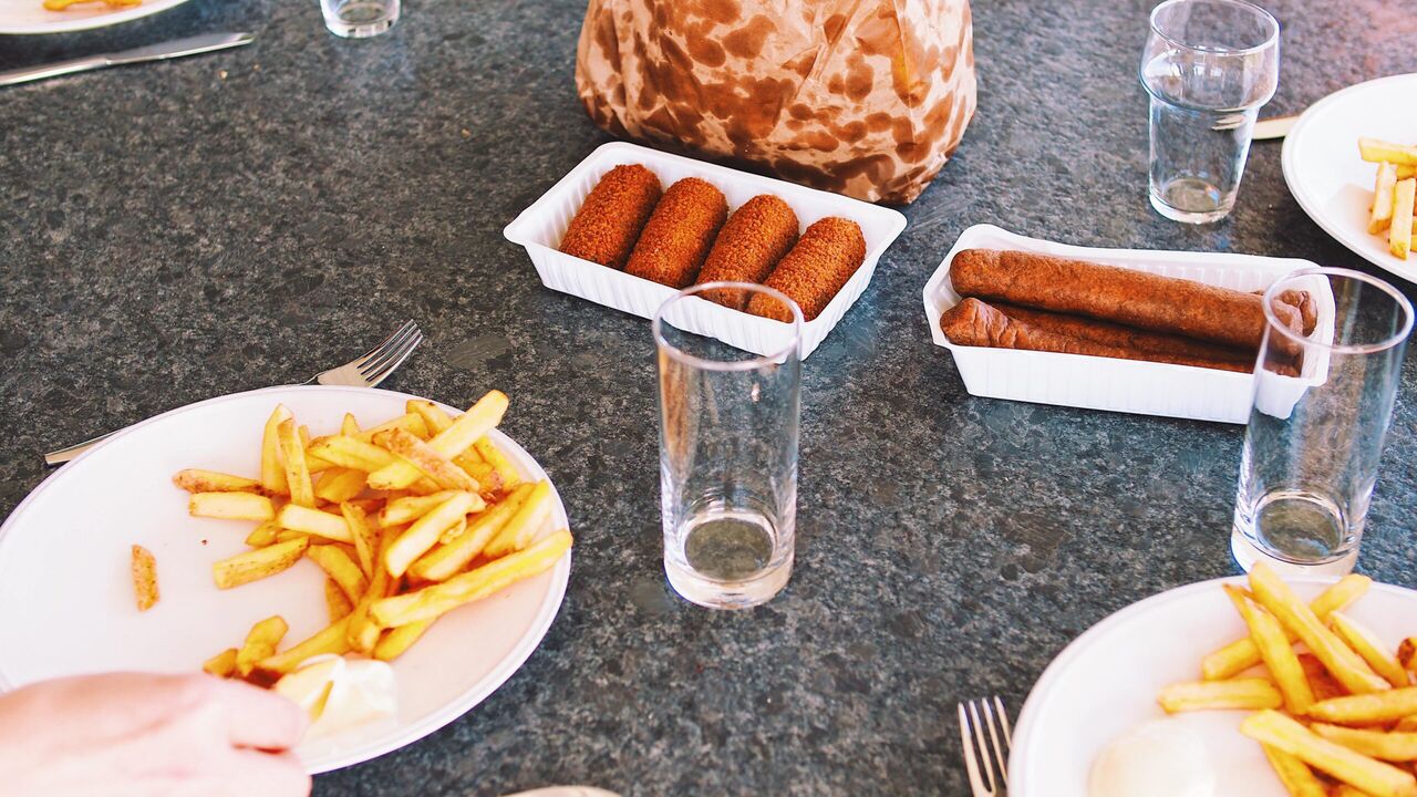 Allemaal fastfood eten op een tafel. 