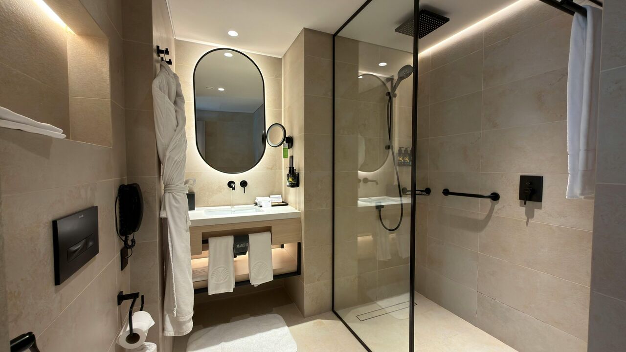 Douche in een hotelkamer