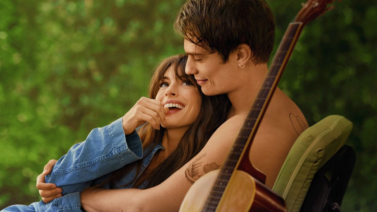 Anne Hathaway en Nicholas Galitzine in The Idea of You