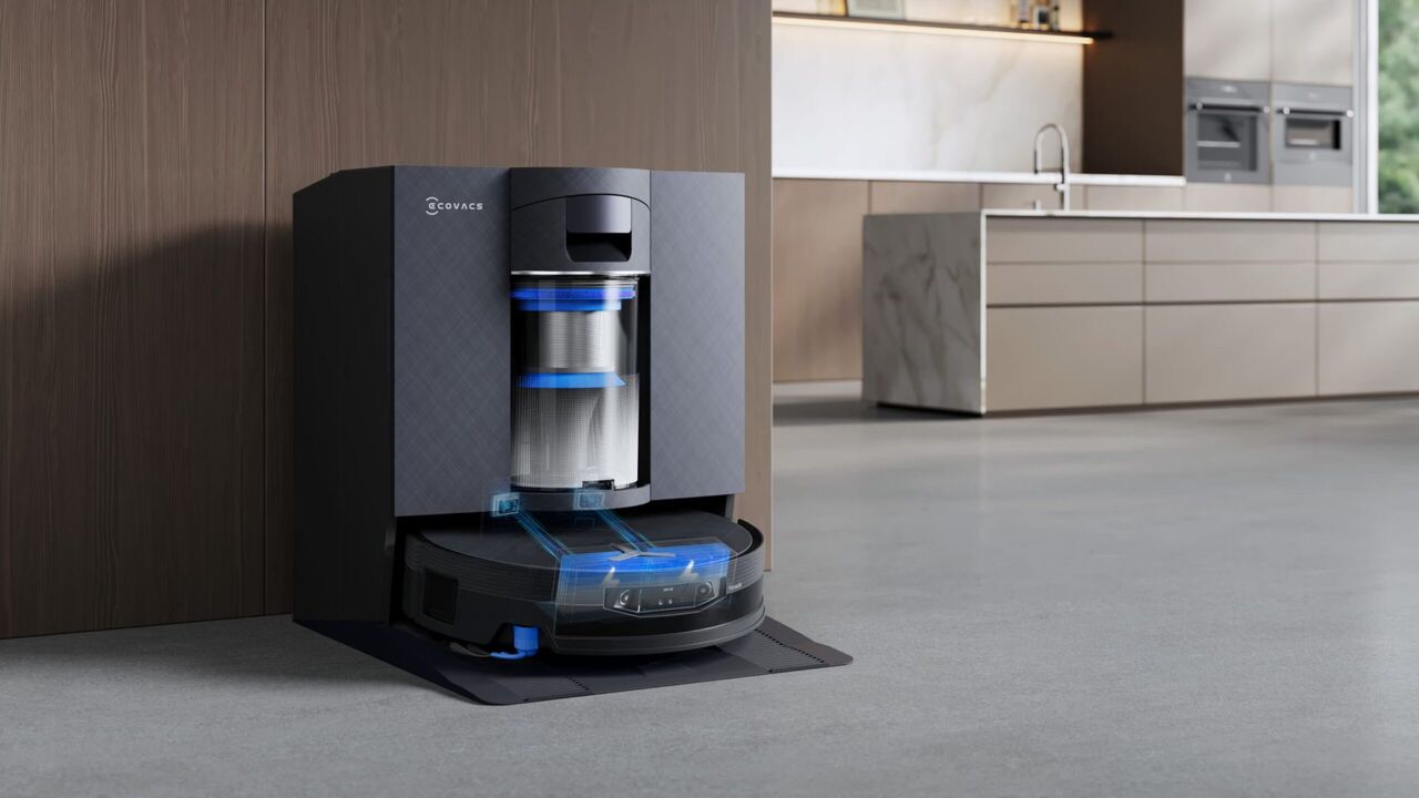 De Ecovacs DEEBOT X12 OmniCyclone in een laadstation