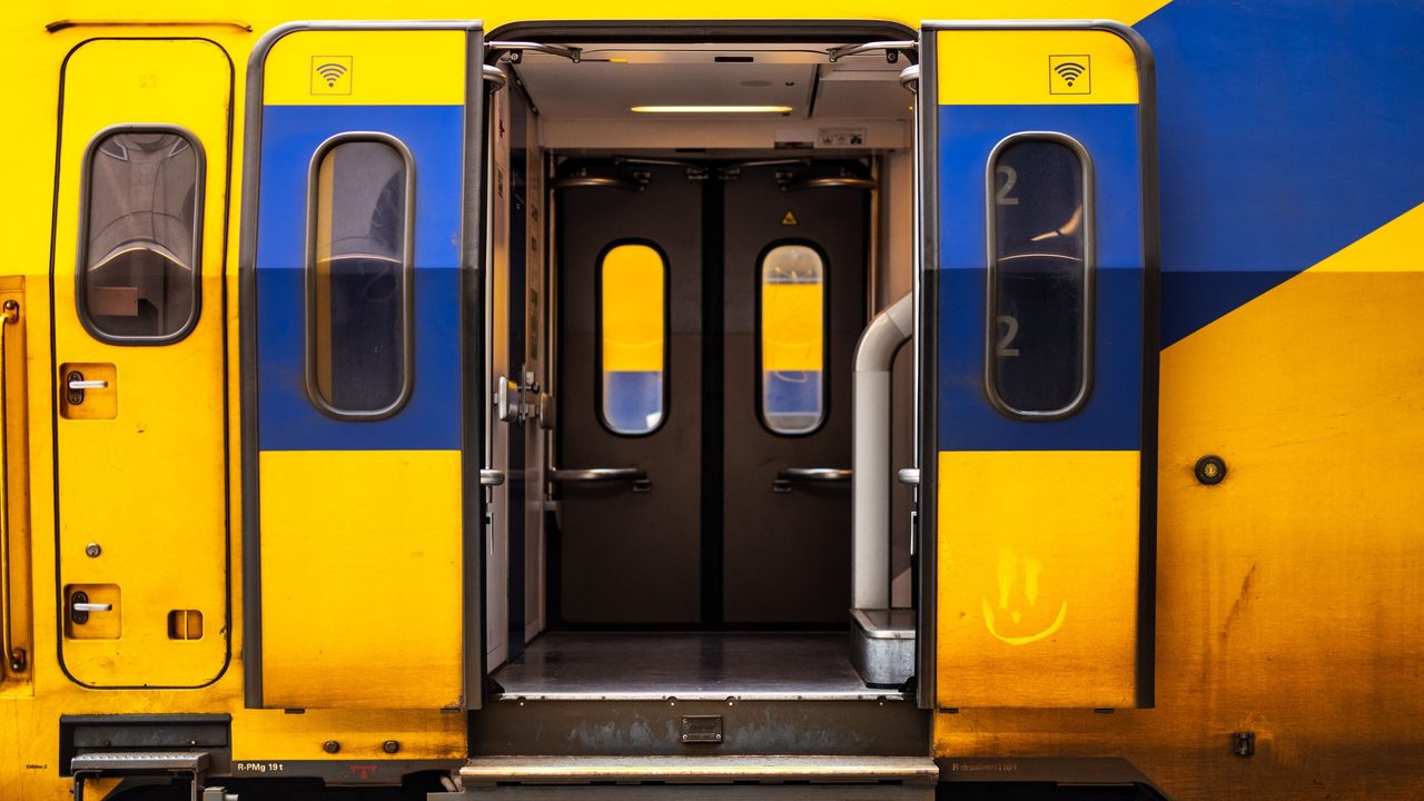 Een NS-trein met openstaande deuren.