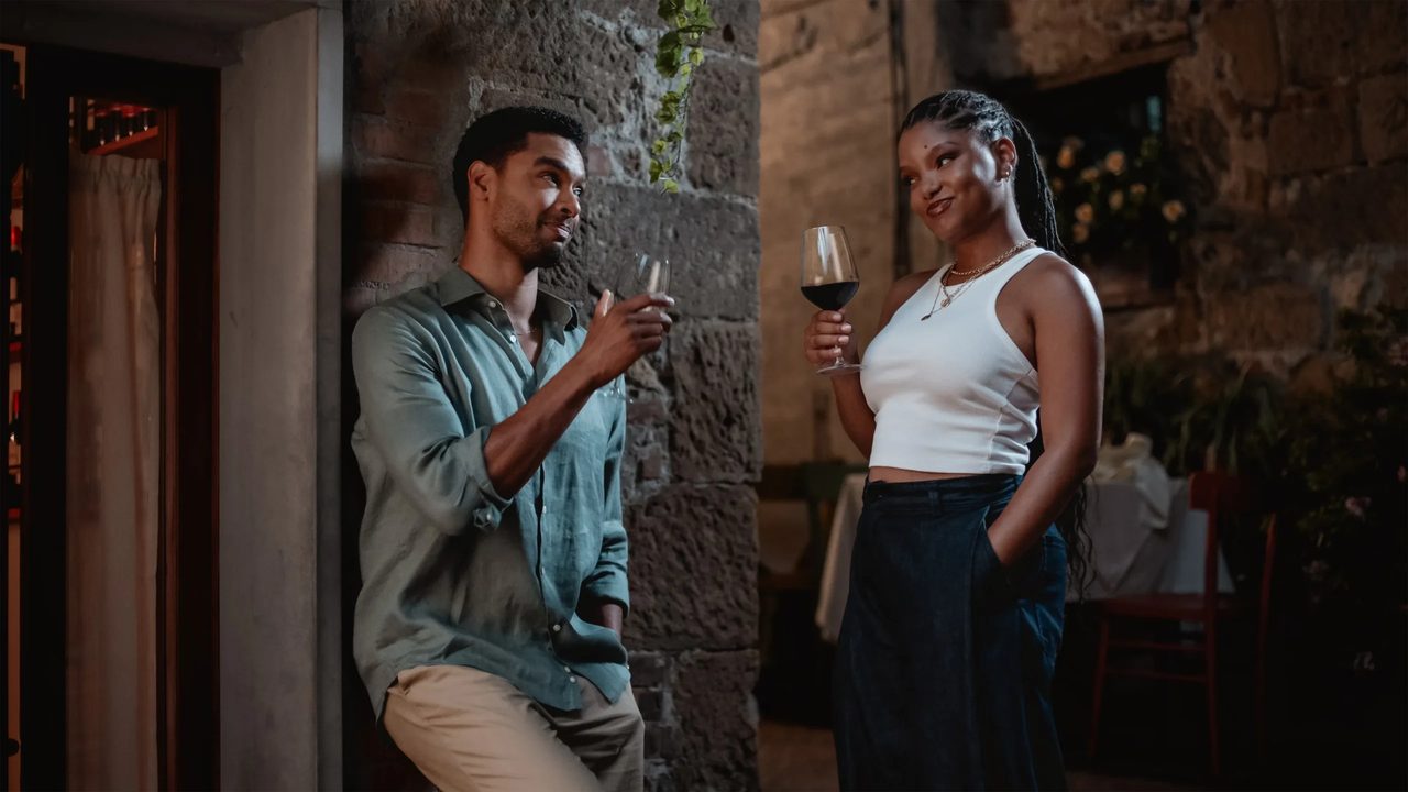 Halle Bailey en Regé-Jean Page in You, Me & Tuscany