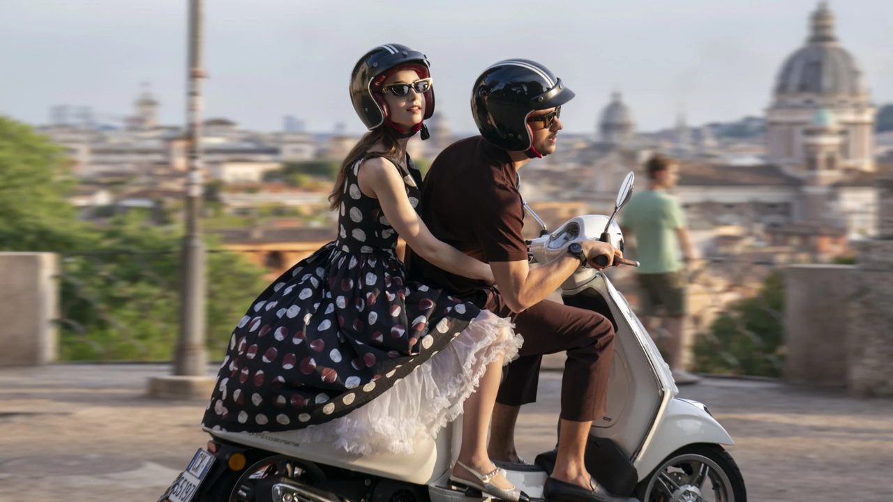 Lily Collins en Lucas Bravo in Emily in Paris. 