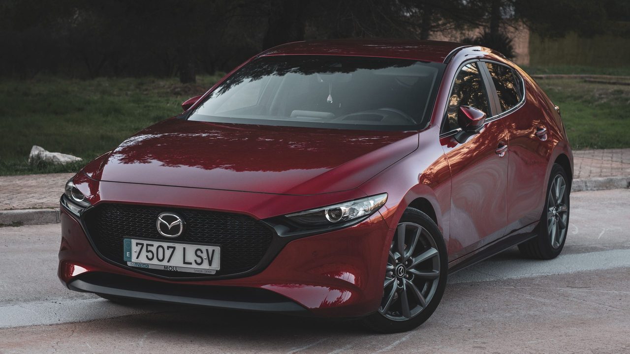 Een Mazda 2 die geparkeerd staat.
