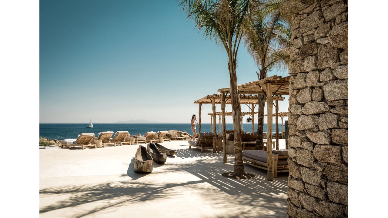 Illustratie voor: Deze beachclub in Mykonos is de ideale vakantiebestemming