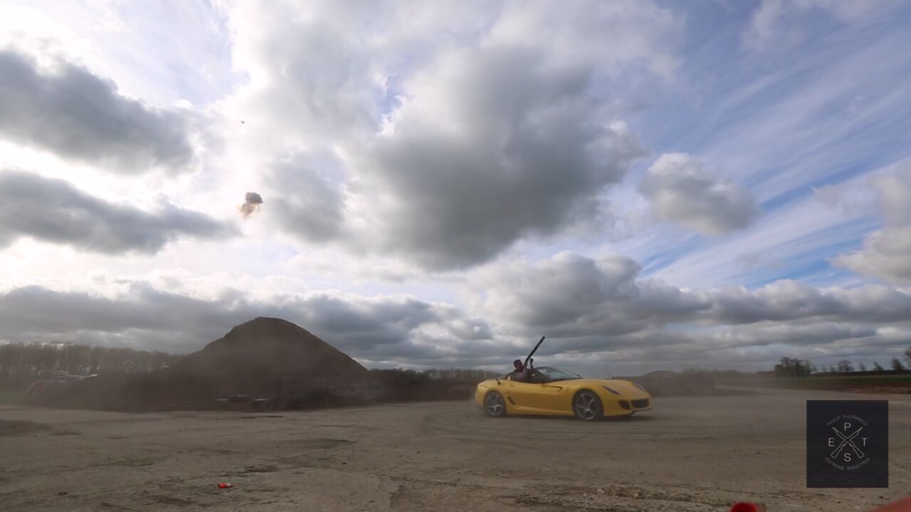 Illustratie voor: Awesome: Kleiduifschieten vanuit een driftende Ferrari