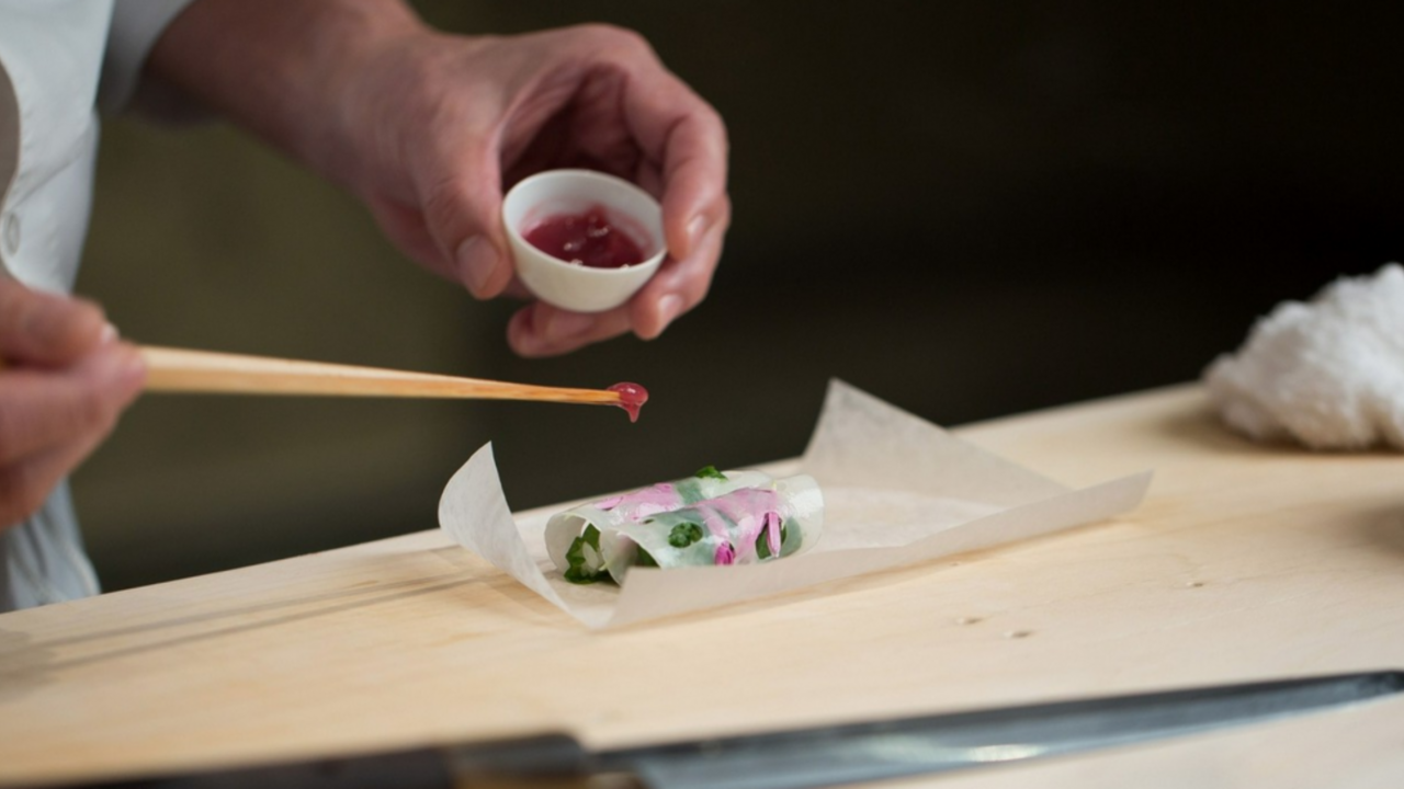 Illustratie voor: Sushi koning Masa laat zien hoe je sushi maakt