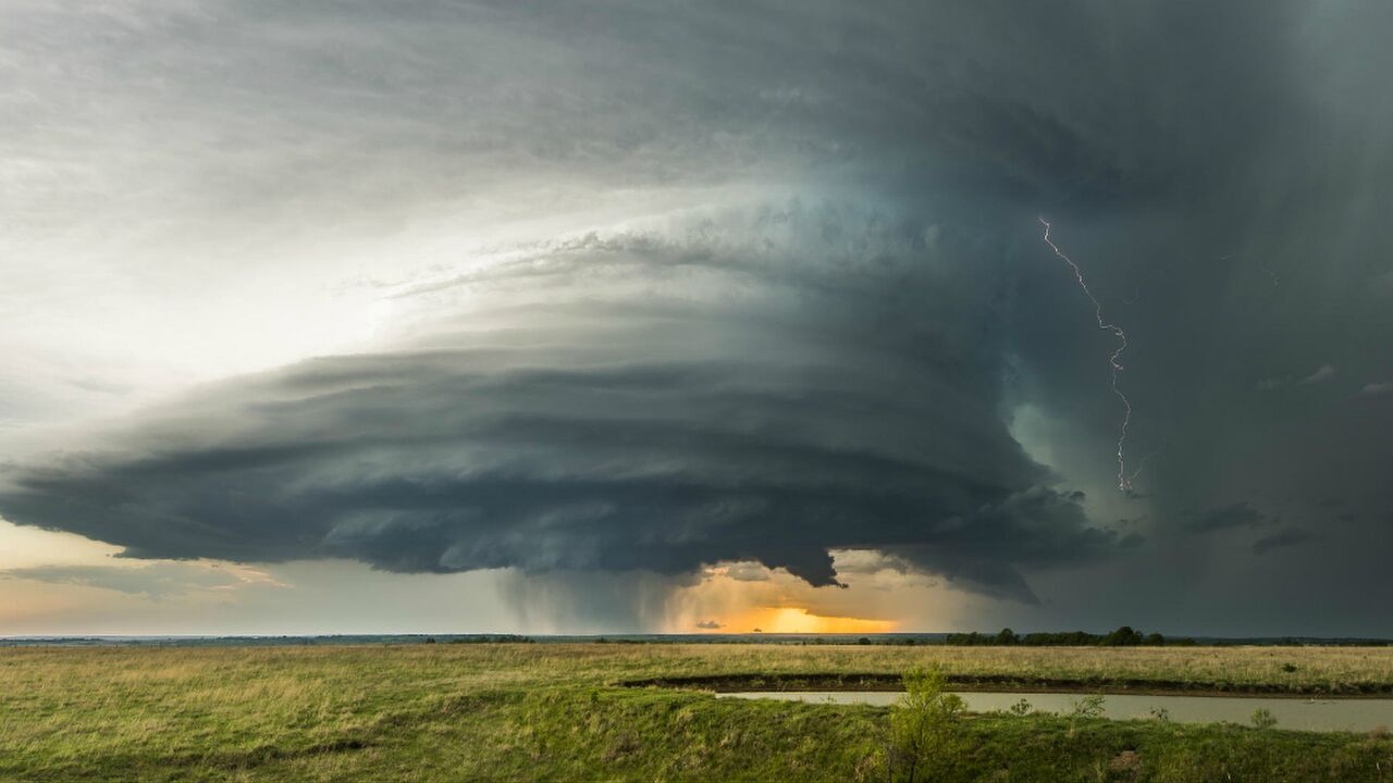 Illustratie voor: Fotografie: Dennis Oswald chased stormen met z’n camera