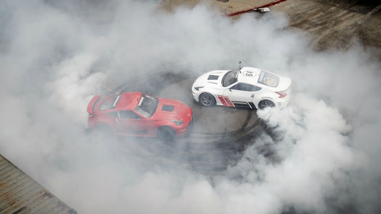 Illustratie voor: Must watch: Dudes driften door een verlaten winkelcentrum