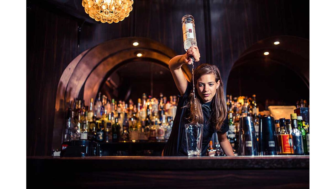Illustratie voor: Nederlands beste, vrouwelijke bartender: de dranktrends van 2016