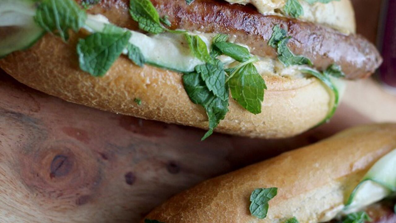 Illustratie voor: Wat eten we vandaag: Marokkaanse hotdogs van sterrenchef Jonnie Boer