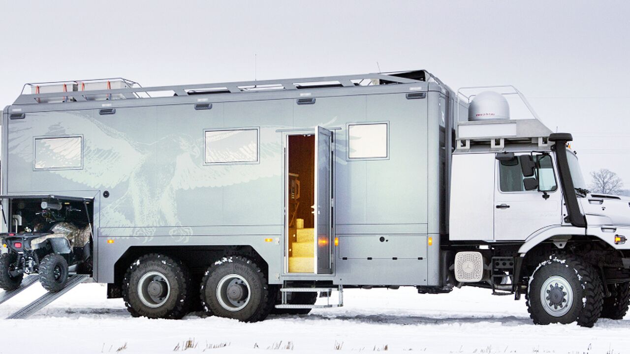 Illustratie voor: Hardcore roadtrippen? Pak een Mercedes Benz Zetros inclusief quad