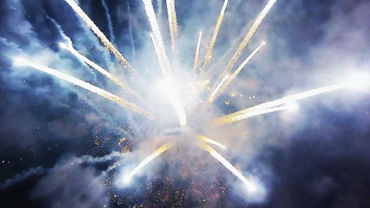 Illustratie voor: Waanzinnig: Drone filmt vuurwerk tijdens oud en nieuw