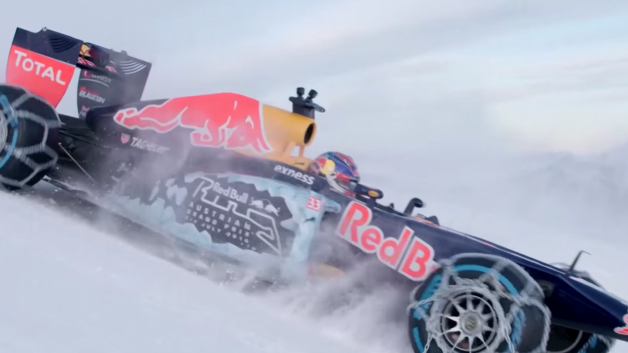 Illustratie voor: Max Verstappen knalt zijn F1 van de piste