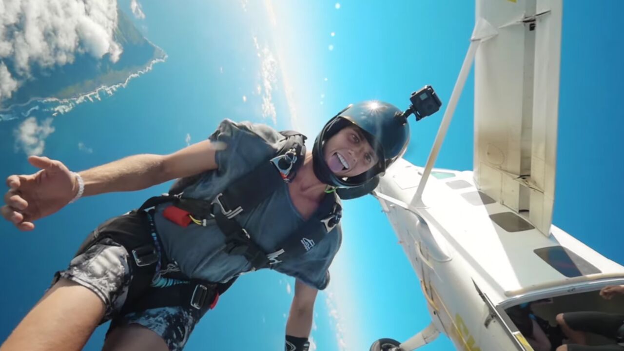 Illustratie voor: Jay Alvarrez doet alles waar jij enkel van droomt