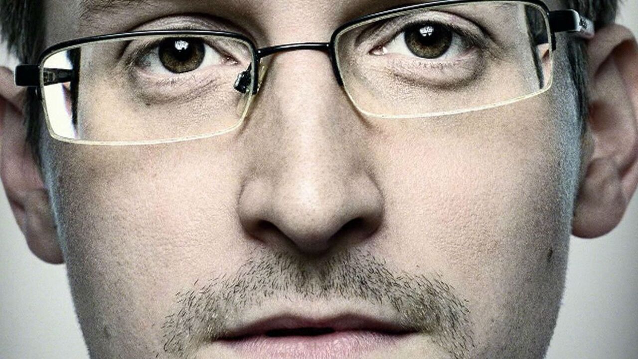 Illustratie voor: Edward Snowden claimt dat Bin Laden leeft en chillt op de Bahamas