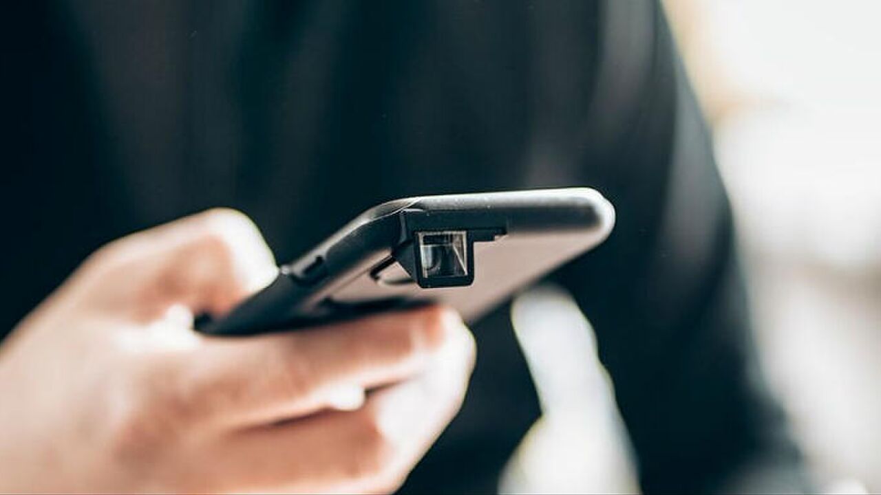 Illustratie voor: iPhone-case waarmee je sneaky foto’s maakt in de trein