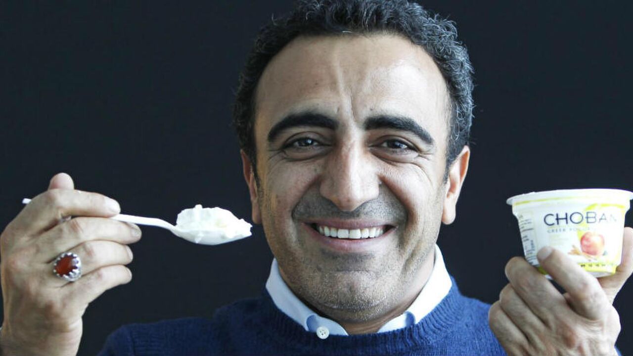 Illustratie voor: Yoghurtkoning geeft al zijn werknemers minstens 150.000 dollar