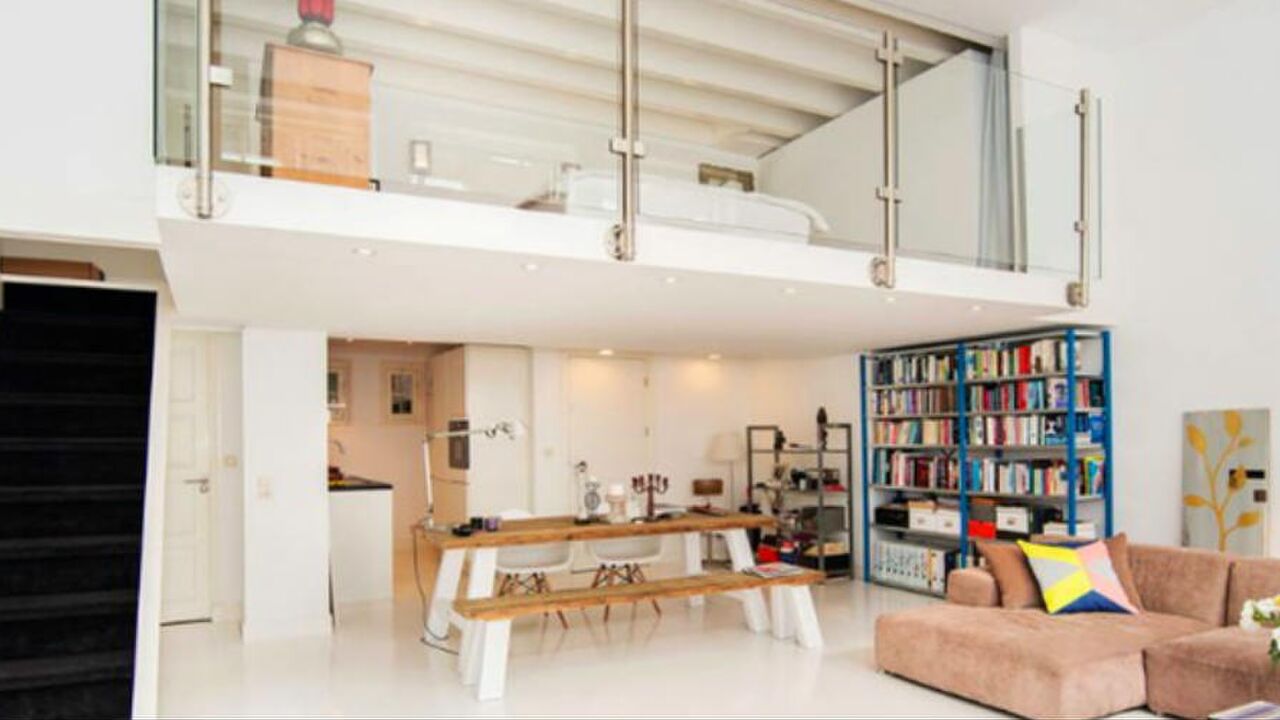 Illustratie voor: Oud Amsterdams schoolgebouw gerenoveerd tot spectaculair appartement