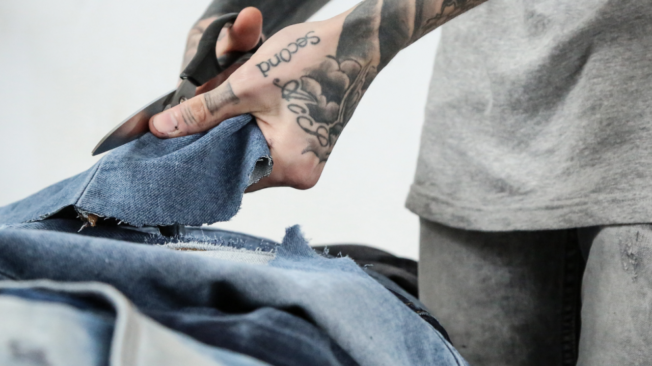 Illustratie voor: 4 Distressed items die je outfit een boost geven