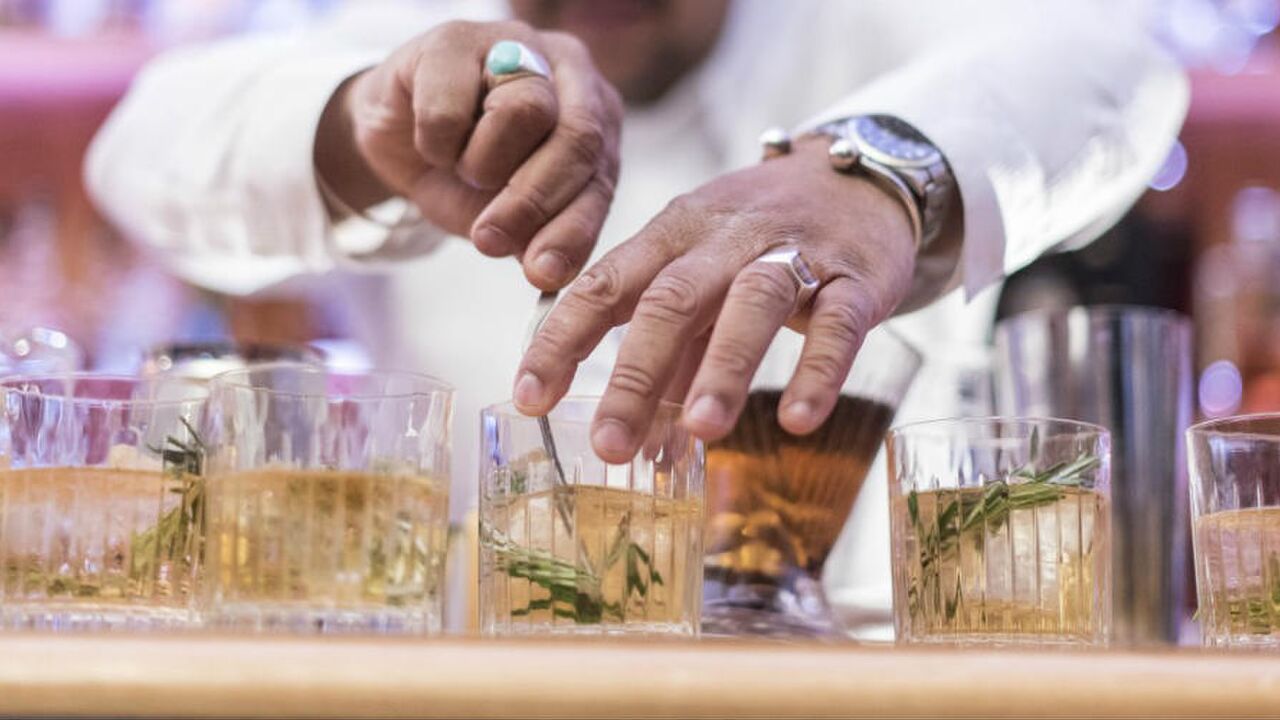 Illustratie voor: François Geurds maakt de whiskey-cocktails die jij deze zomer drinkt