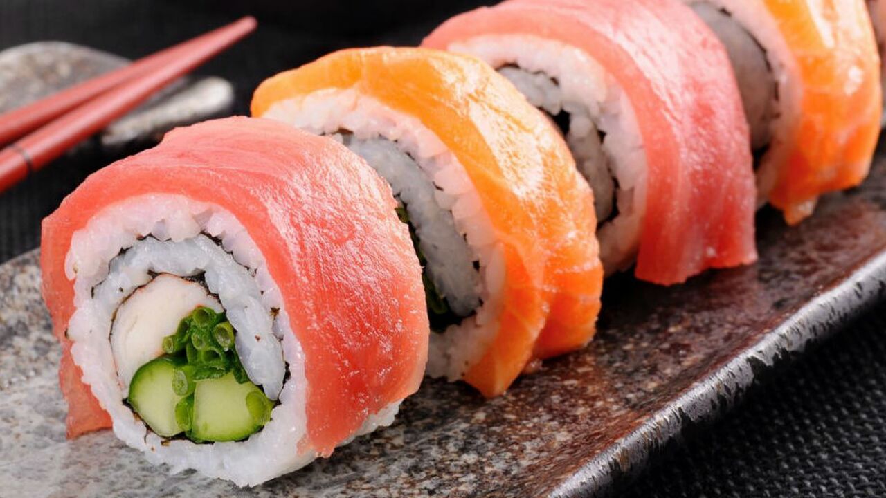 hoe eet je sushi met stokjes