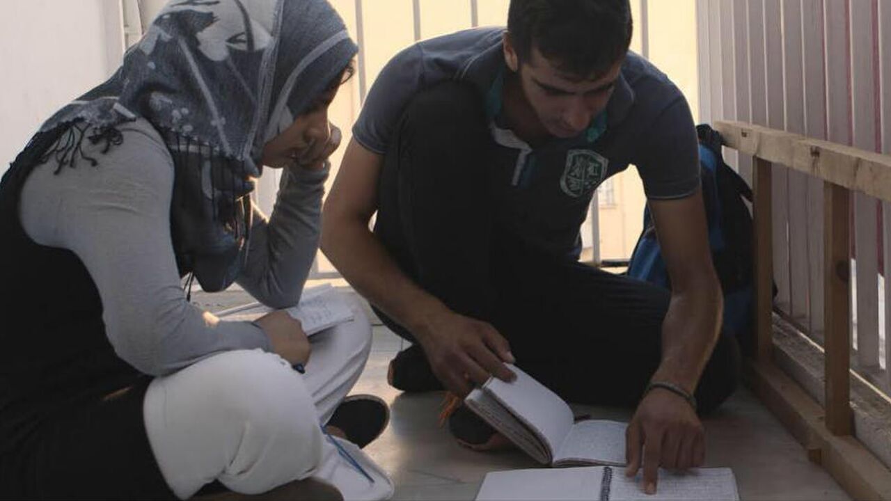 Illustratie voor: Columnist Jacob Schaap reisde af naar Lesbos en maakte daar deze documentaire