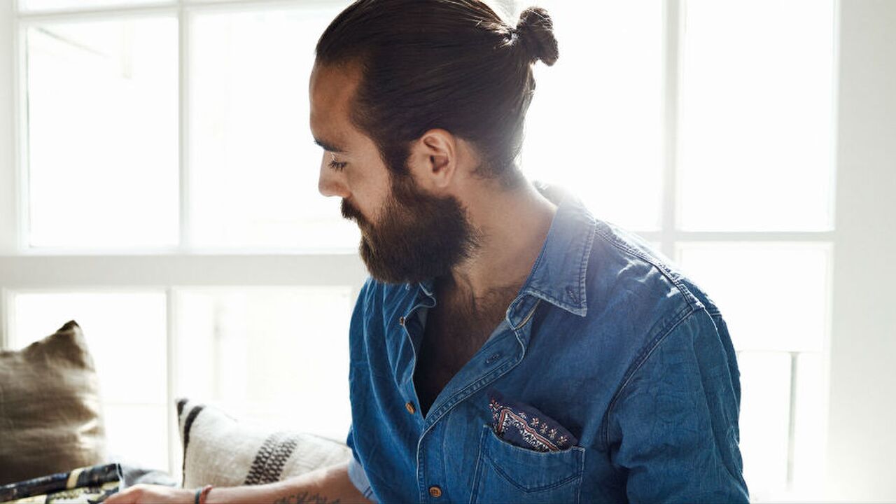 Illustratie voor: Een denim shirt mag niet ontbreken in je garderobe