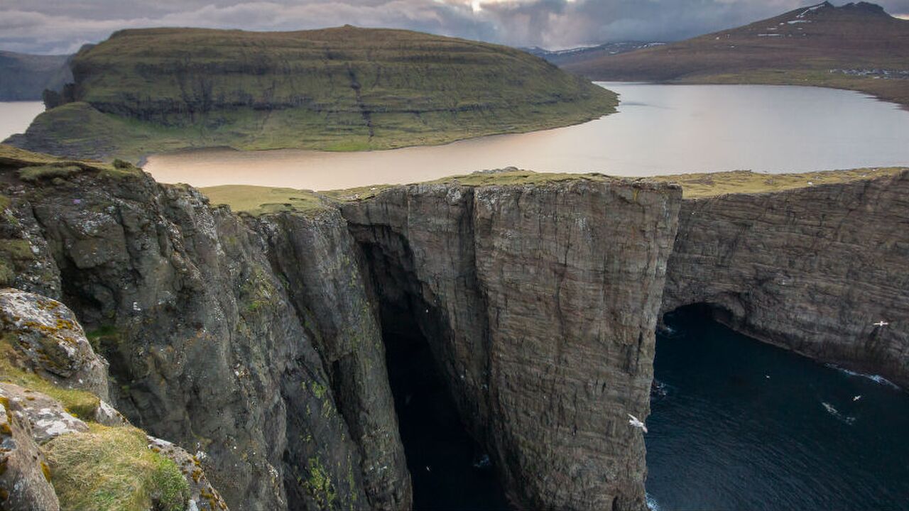 faeroer-eilanden-cliff-manman