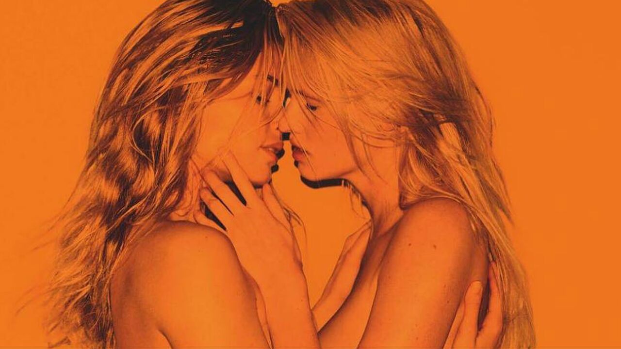 Illustratie voor: Doutzen Kroes en Lara Stone poseren naakt op de cover van Vogue
