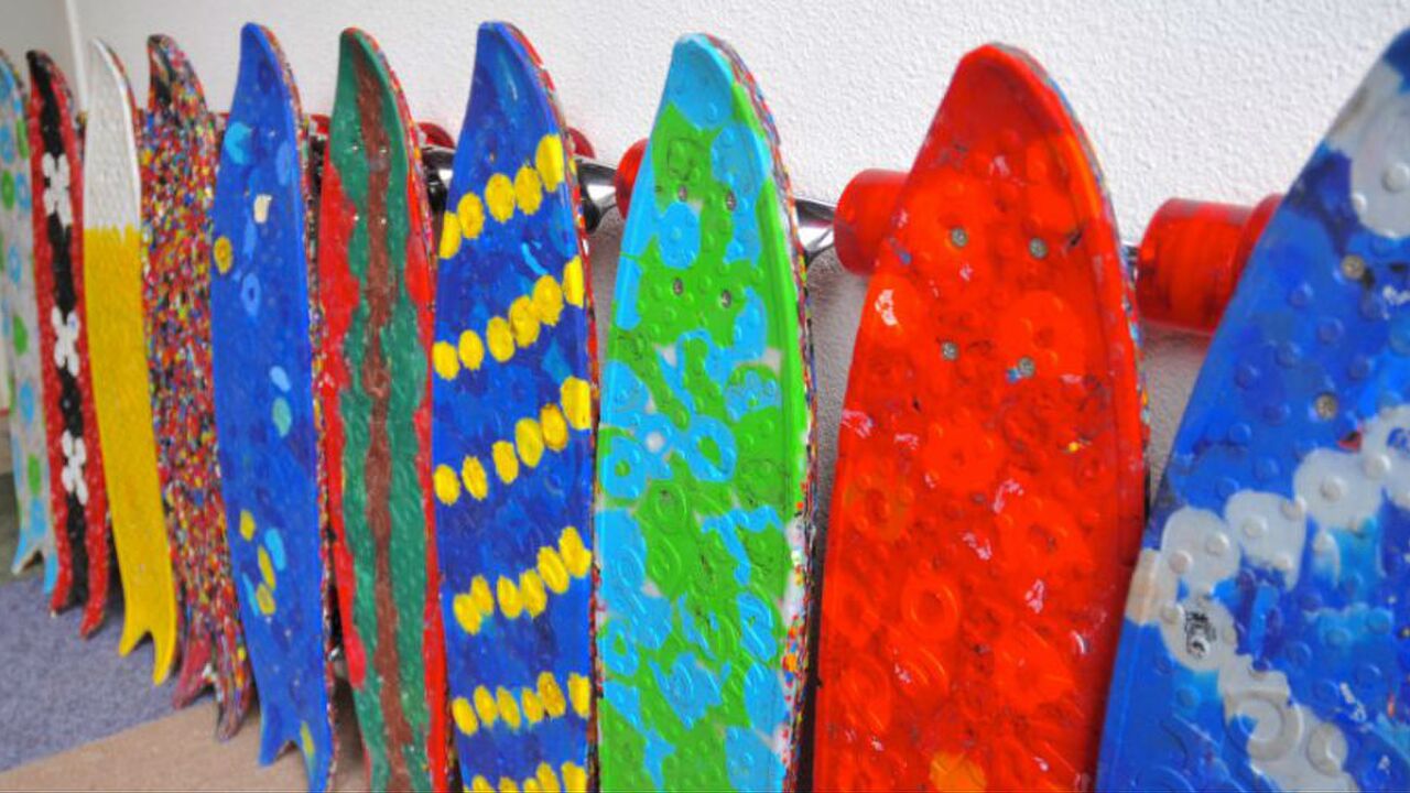 Illustratie voor: WasteBoards Bakery maakt unieke skateboards van plastic doppen