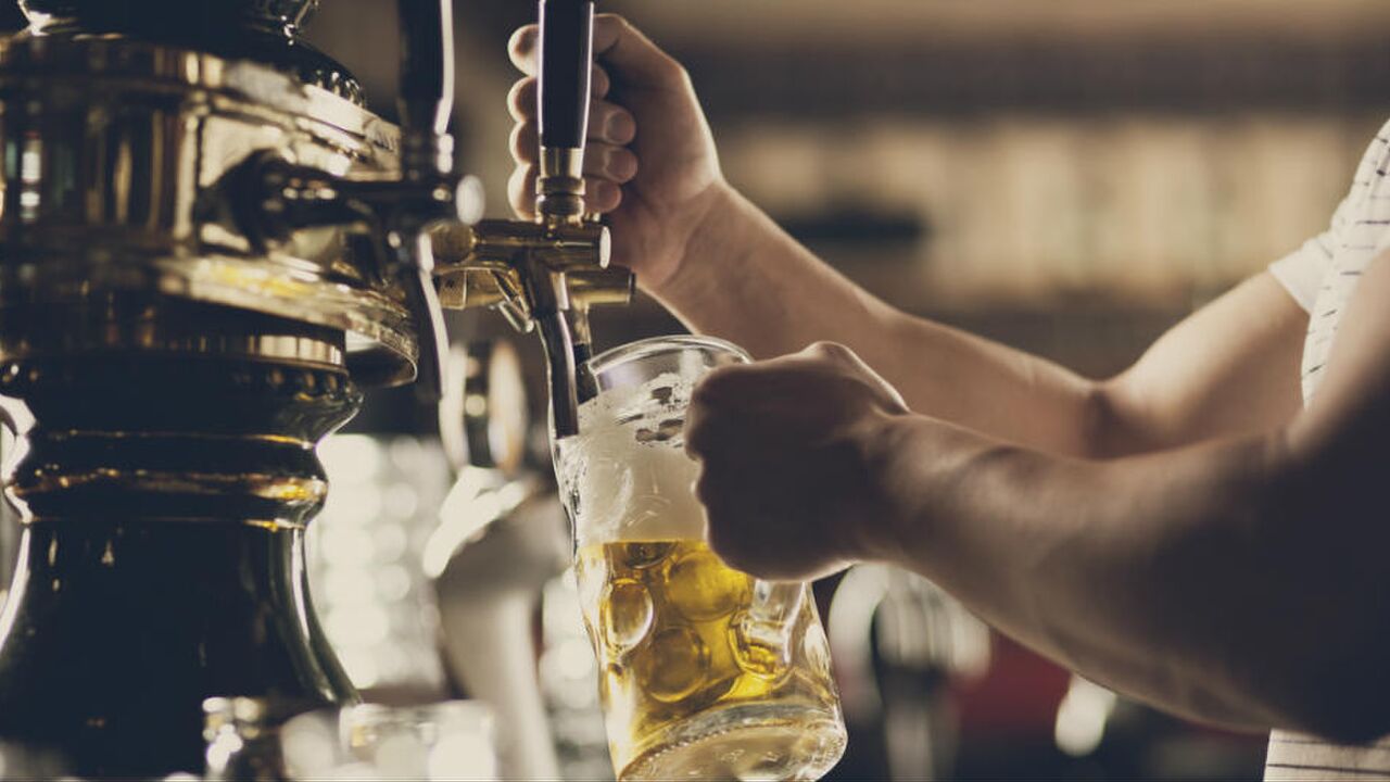 Illustratie voor: Onderzoek wijst uit: bier verzacht de pijn meer dan paracetamol