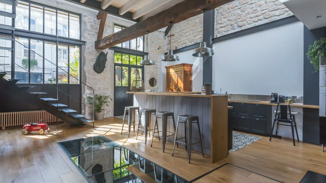 Illustratie voor: Voormalige stal op steenworp afstand van Parijs omgetoverd tot bruut industrieel loft