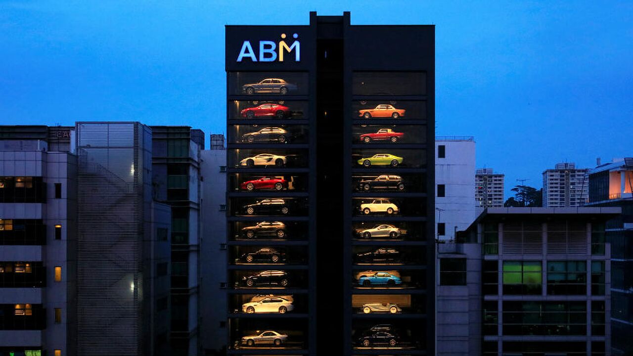 Illustratie voor: Deze snoepautomaat voor volwassenen is gevuld met supercars