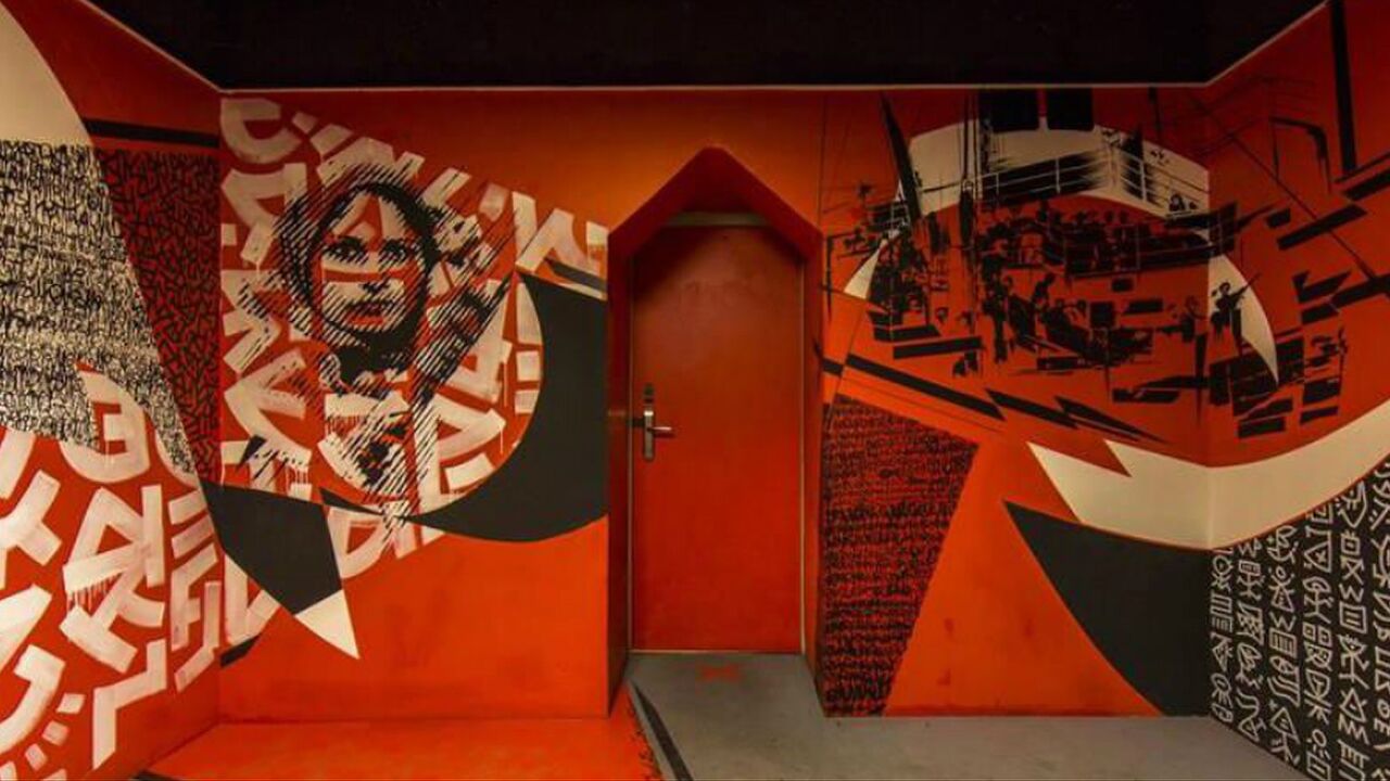 Illustratie voor: Dit verlaten schoolgebouw is omgetoverd tot een waar kunstwerk