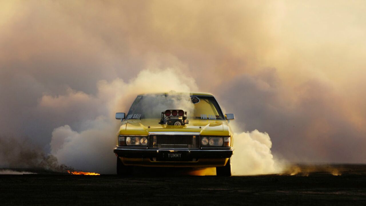 Illustratie voor: Fotoserie: Simon Davidson legt de bruutste burn-outs vast op beeld