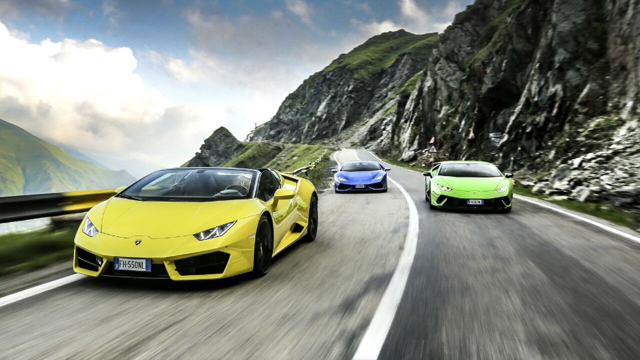 Illustratie voor: Zes Lamborghini’s rijden samen door het bergachtige Transylvanië
