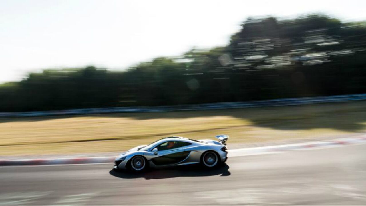 Illustratie voor: Zien: een McLaren P1 eet de Nürburgring op