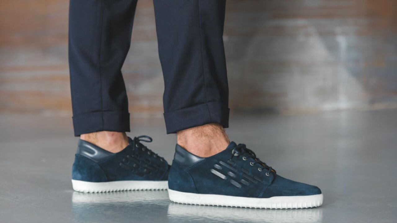 Illustratie voor: Maak je outfit compleet met deze stijlvolle, cleane sneakers
