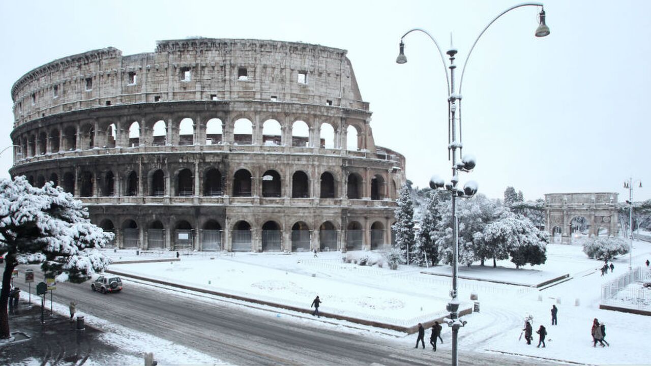 Illustratie voor: Indrukwekkend: magische dronebeelden van een met sneeuw bedekt Rome