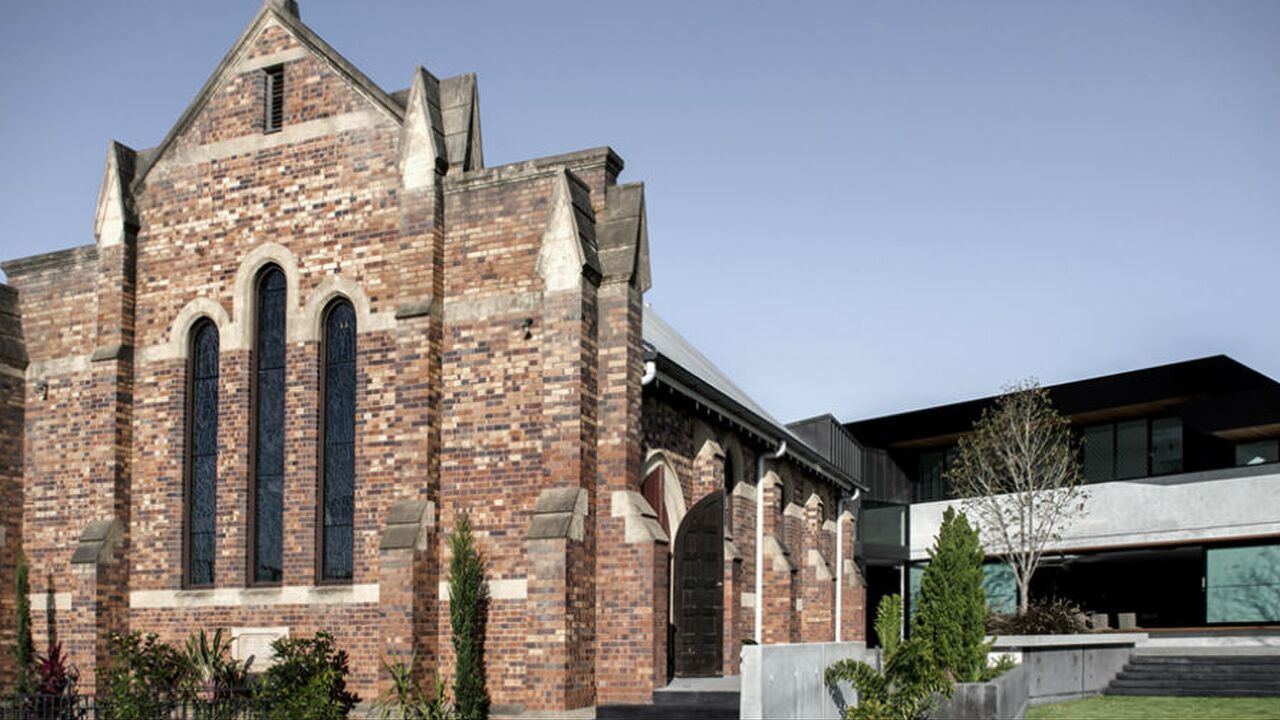 Illustratie voor: Deze kerk is omgetoverd tot één van de stijlvolste mancaves ooit