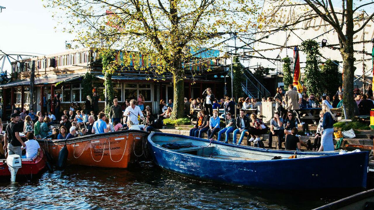 Illustratie voor: Op deze Amsterdamse terrassen breng jij jouw zonnige dagen door