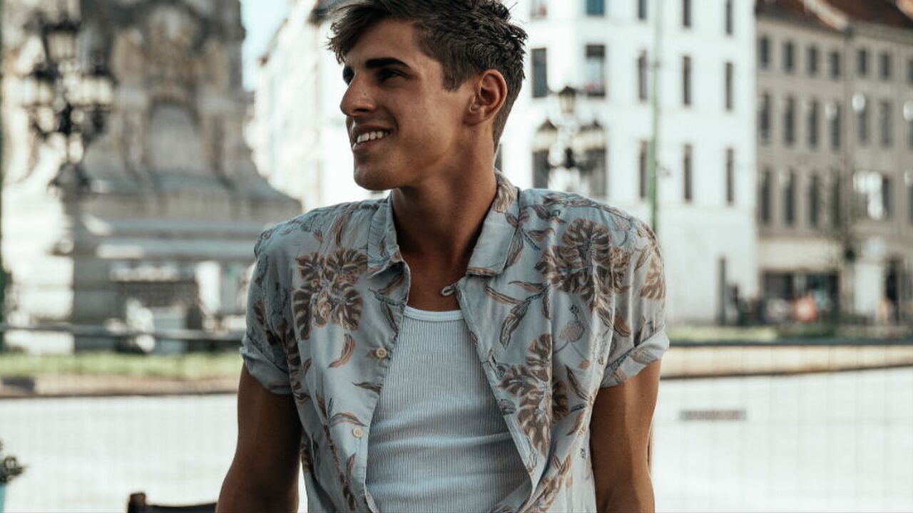 Illustratie voor: Het short sleeve overhemd maakt deze zomer zijn welverdiende comeback