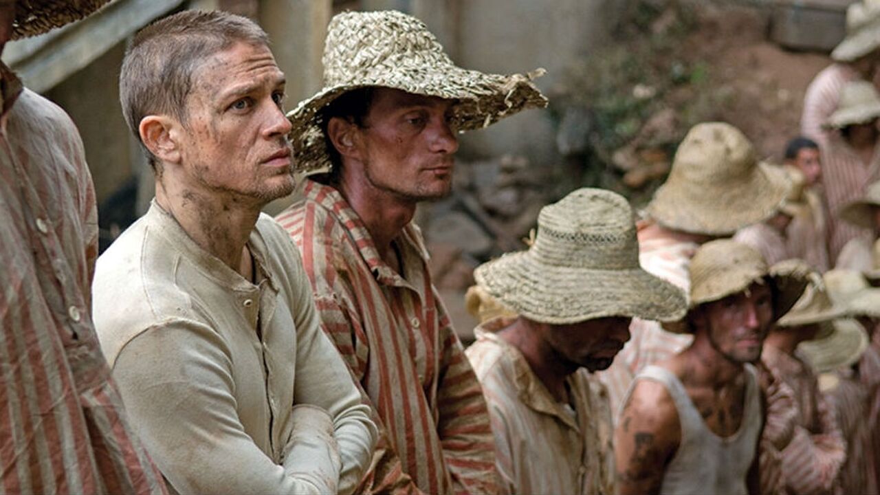 Illustratie voor: Check de trailer van de brute film ‘Papillon’ met Jax Teller en Rami Malek