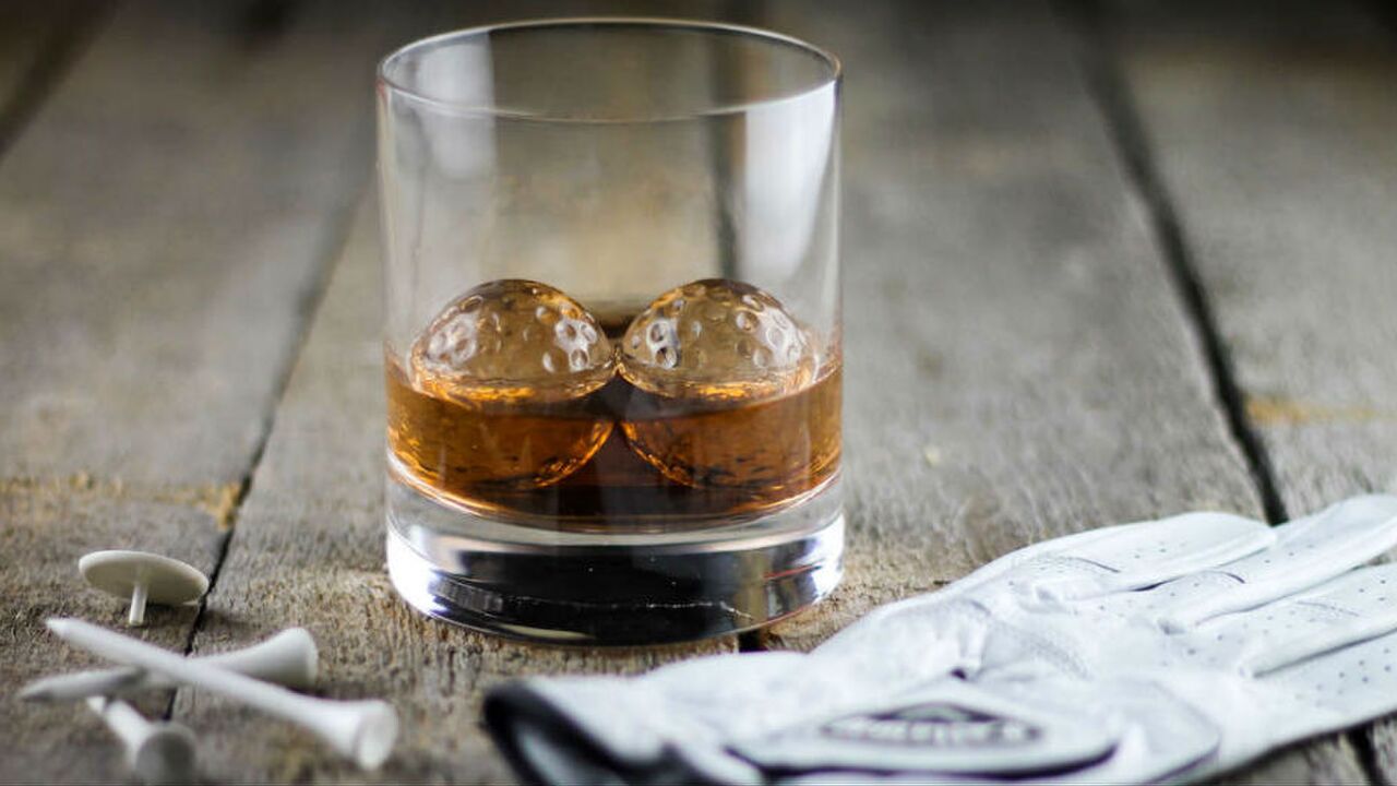 Illustratie voor: Dit is dé whisky essential voor de golfliefhebber