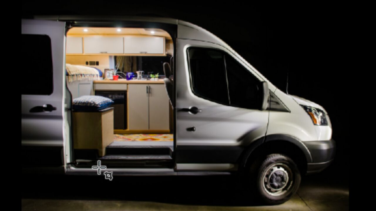 Illustratie voor: Dit Ford Transit-busje is omgebouwd tot een volwaardig huis op wielen